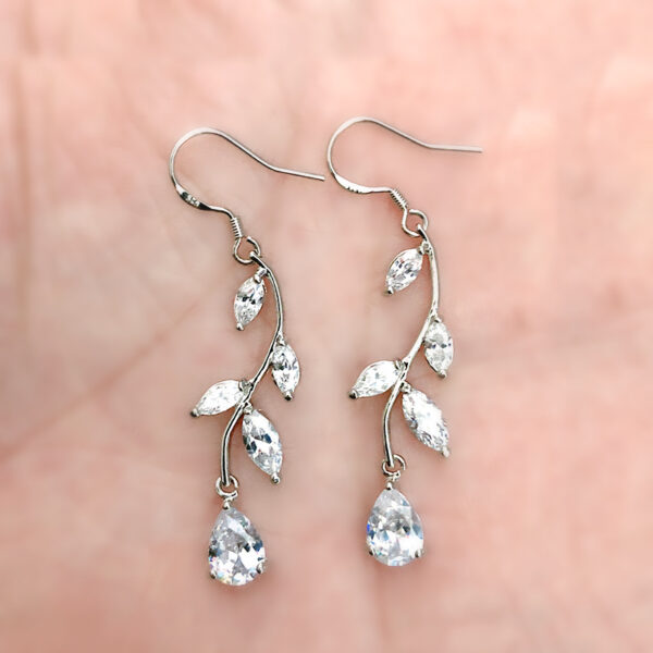 Inlaid Zircon Leaf-shaped Earrings